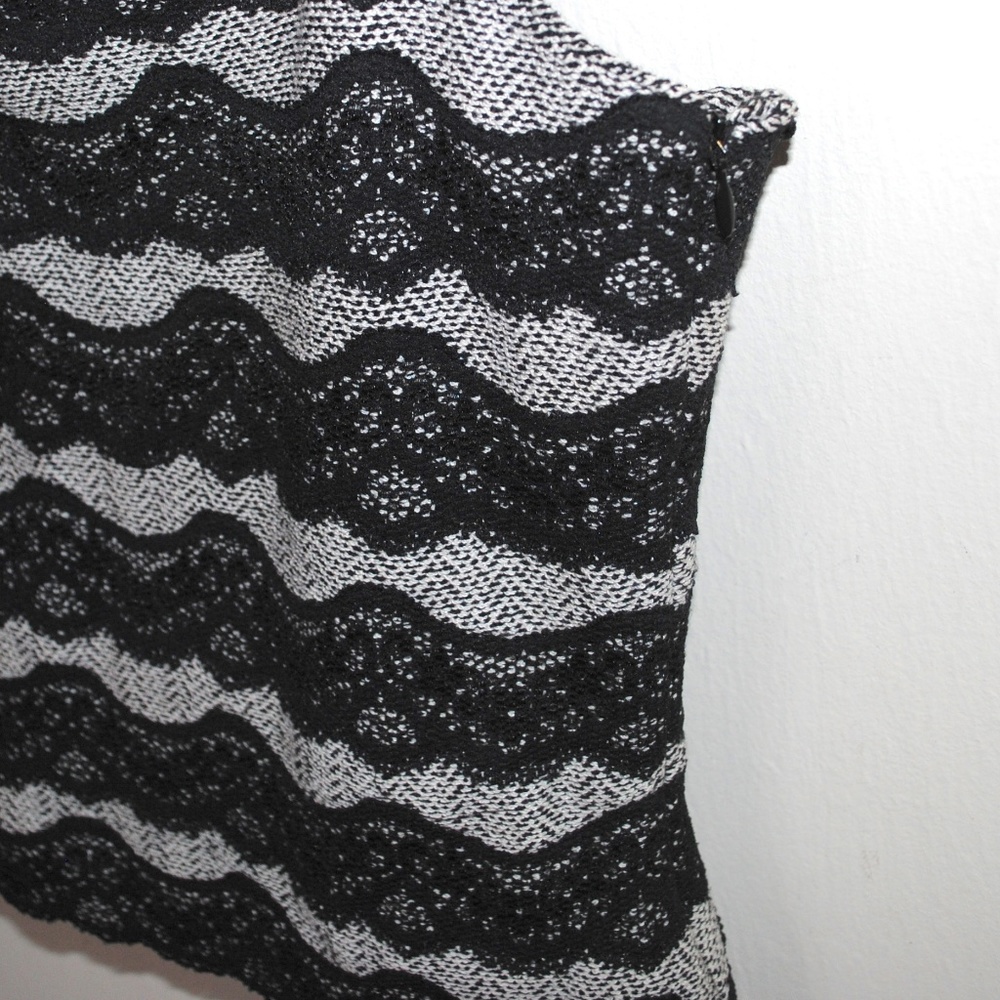St. John Black & White Lace-like Tank Top - Picture 3 of 6